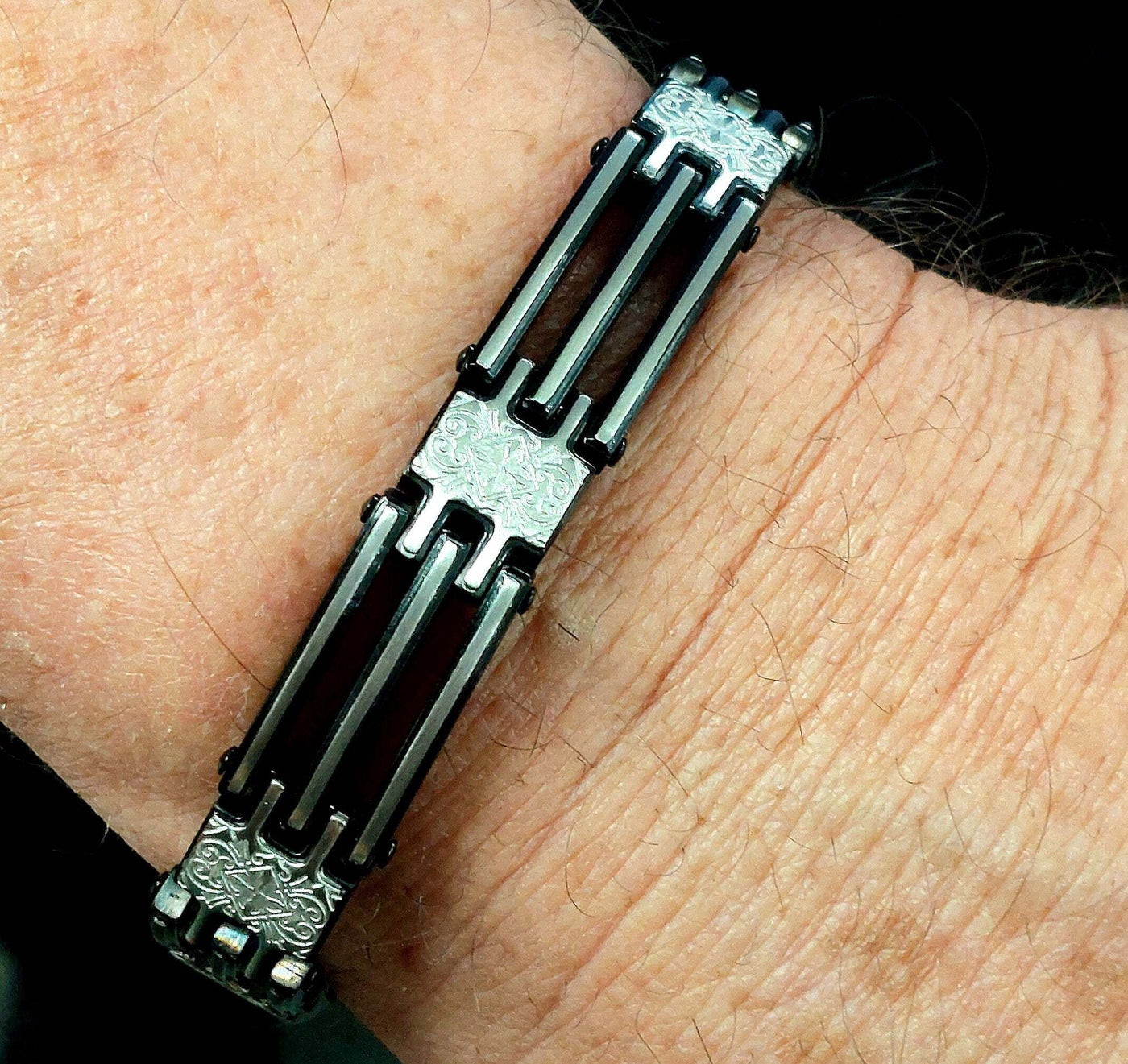 Black IP StainleSS Steel Link Bracelet with StainleSS Steel Florentine Patterned Hinges