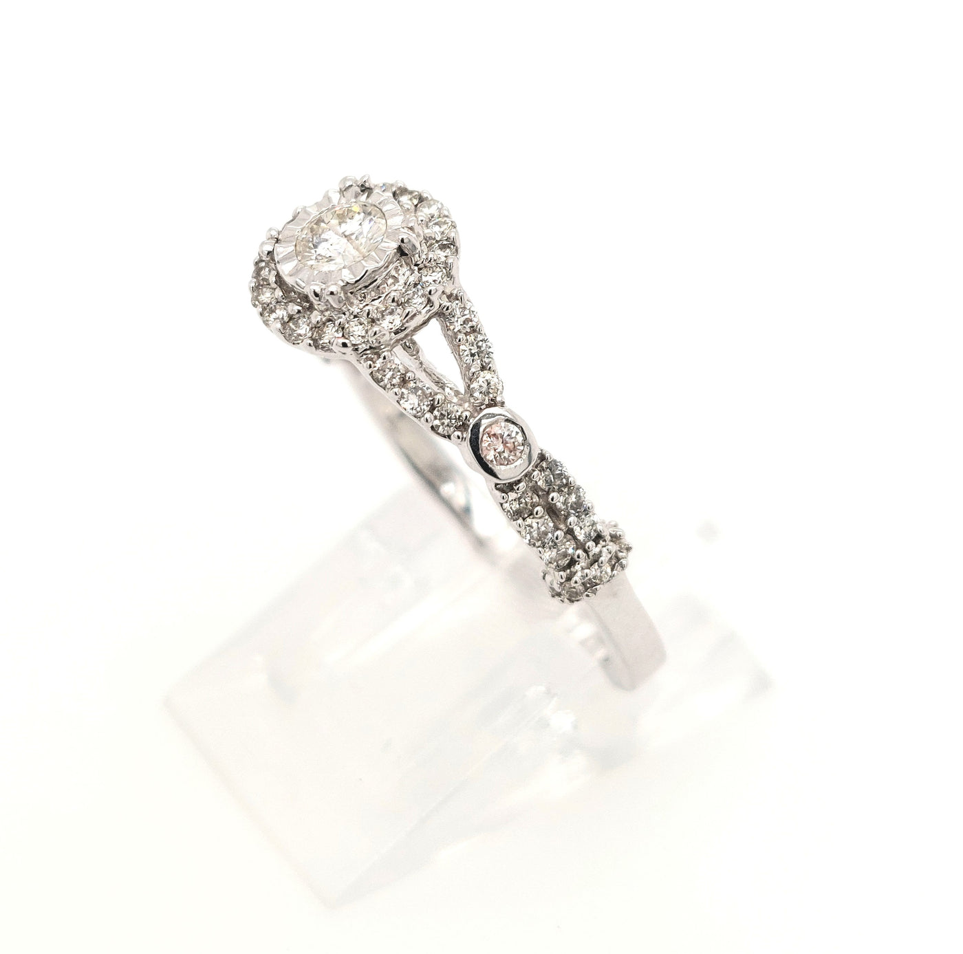 14K White Gold 0.75ctTW Round Halo-Style Diamond Engagement Ring Size:7 Gram Weight:3.6g